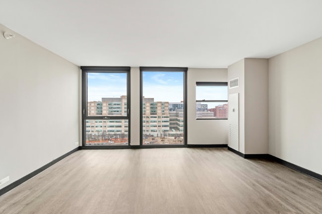 Photo - 1931 W Harrison St Apartment