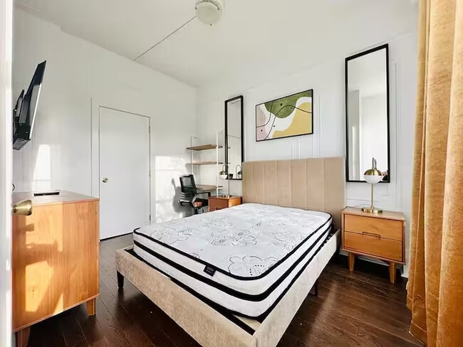 Building Photo - Furnished room/NOT APARTMENT