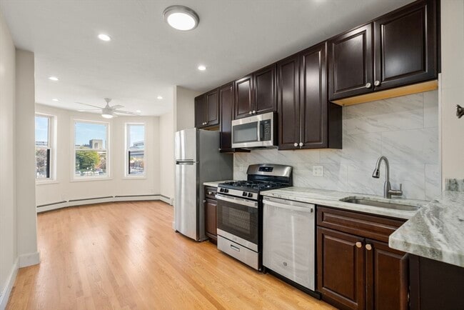 Building Photo - 45 Thorndike St
