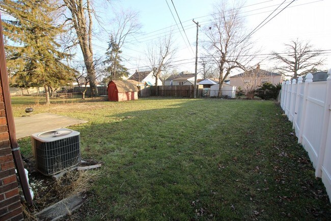 Building Photo - Great Duplex in Lincoln Park