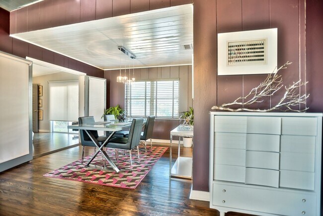 Foto del edificio - Gorgeous Single Family Home Located In Midtown. Huge Fenced in Backyard!