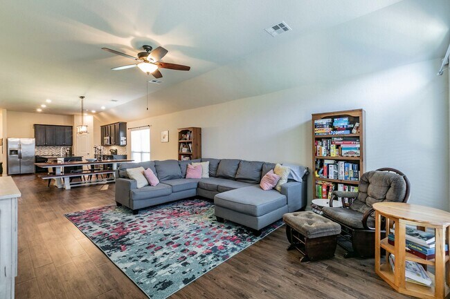 Building Photo - 4 BEDROOM, 3 BATH, BELTON ISD