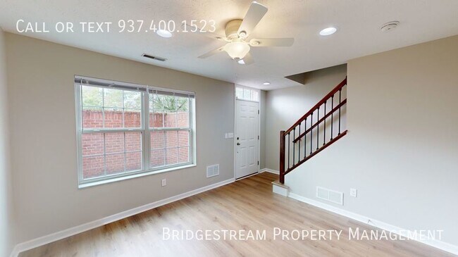 Building Photo - Beautiful 2 bedroom, 1.5 bath townhome wit...