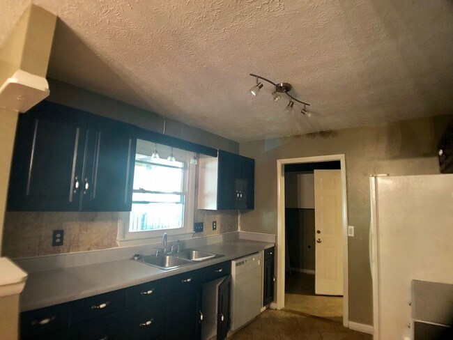 Building Photo - Gorgeous 3bed/2bath with a fenced backyard