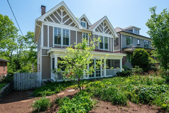 Foto del edificio - 1705 Sweetbriar Ave