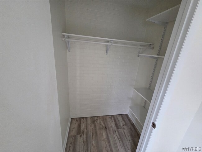 Foto del edificio - 255 Portage Rd