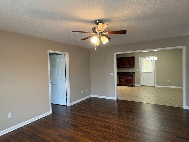 Building Photo - Cute 3 Bedroom Brick Home in Manchester!