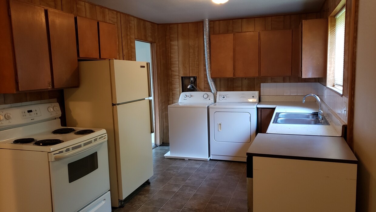Primary Photo - 1625 NE Wheatland Dr