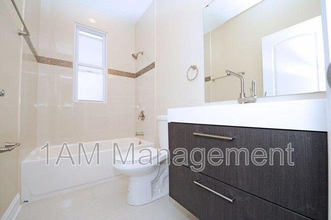Foto del edificio - 3242 N Ridgeway Ave