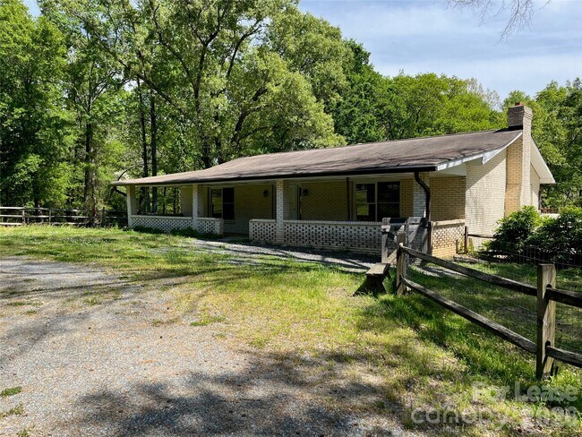 Foto del edificio - 8737 Whippoorwill Dr
