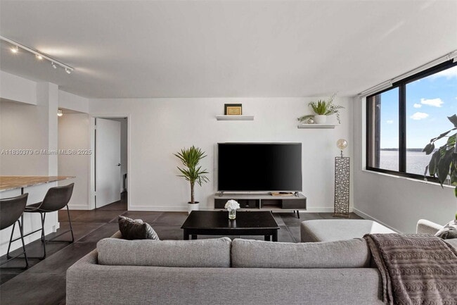 Building Photo - 540 Brickell Key Dr