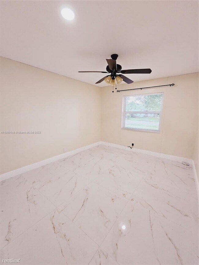 Building Photo - 4 br, 2 bath House - 5420 NW 82nd Ter # 5420