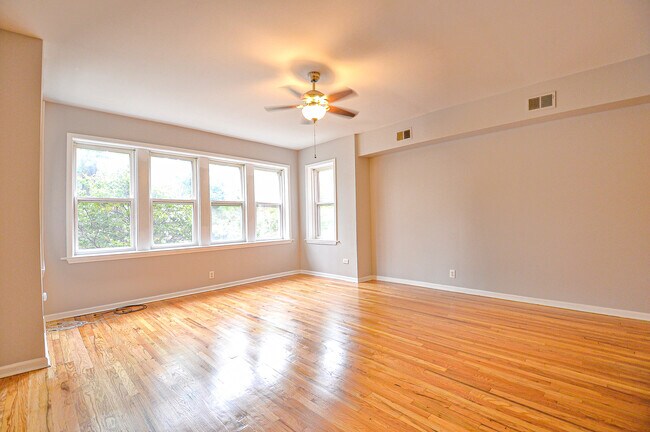 Foto del edificio - 2510 N Harding Ave
