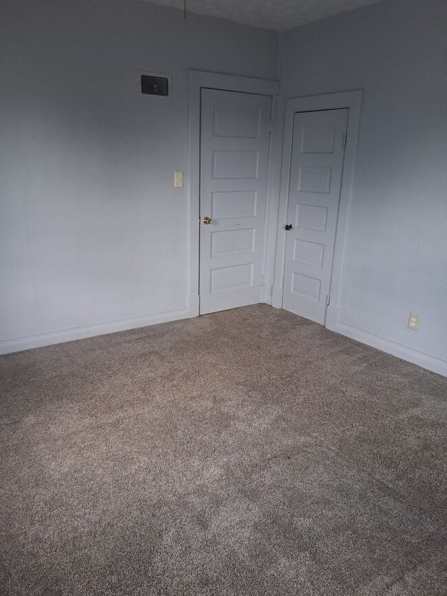 Building Photo - Chariming 2 bedroom Duplex in Quiet Neighborhood