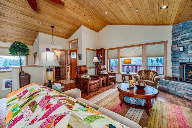 Foto del edificio - 985 Forest Mountain Dr