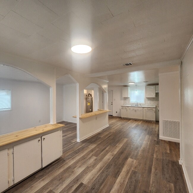 Building Photo - 308 Liston St