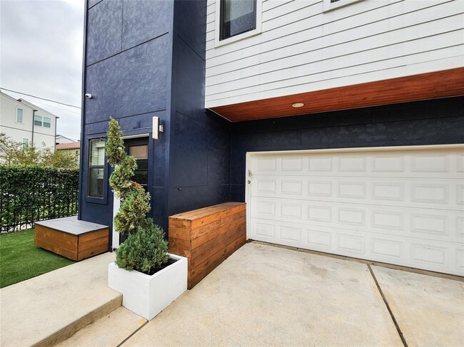 Building Photo - 2424 Hadley St
