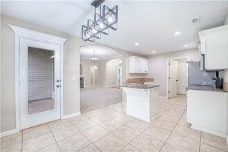 Building Photo - 1536 N Oakhaven Pl