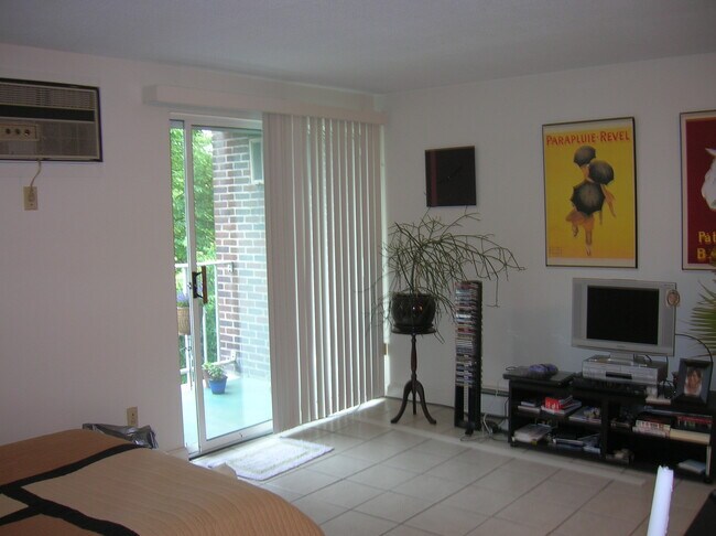 Building Photo - 64 Main St