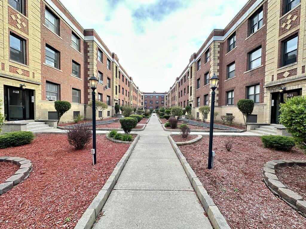Primary Photo - 816 W Waveland Ave