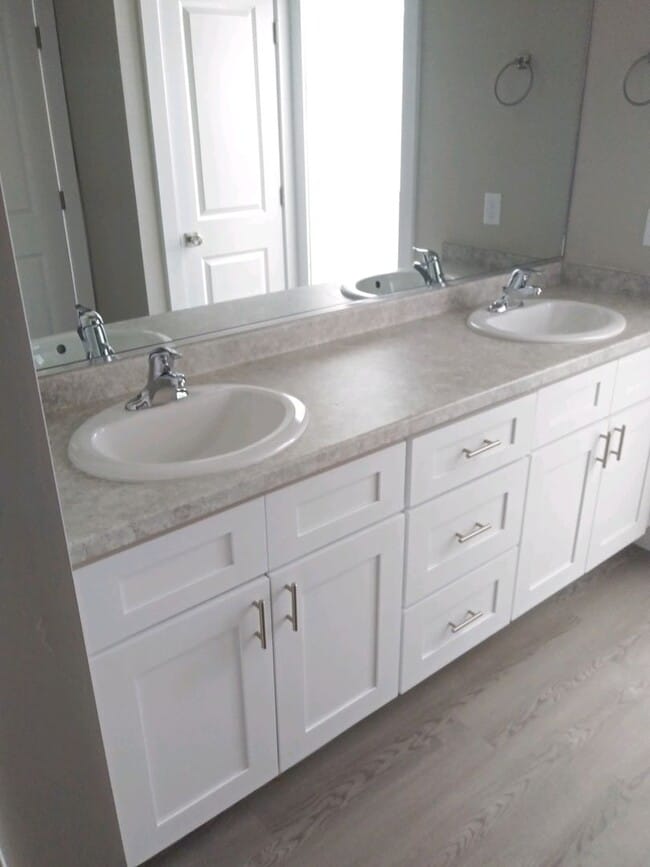 Building Photo - New Price! Beautiful Town home in Cedar City