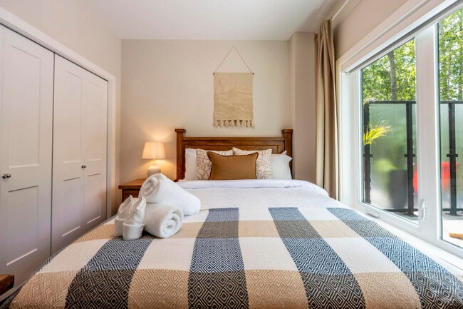 Photo du bâtiment - 901-907 7 St N