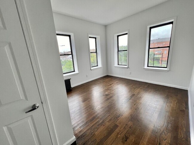 Building Photo - Private Bedroom in 5 beds, 2 full bath apt...