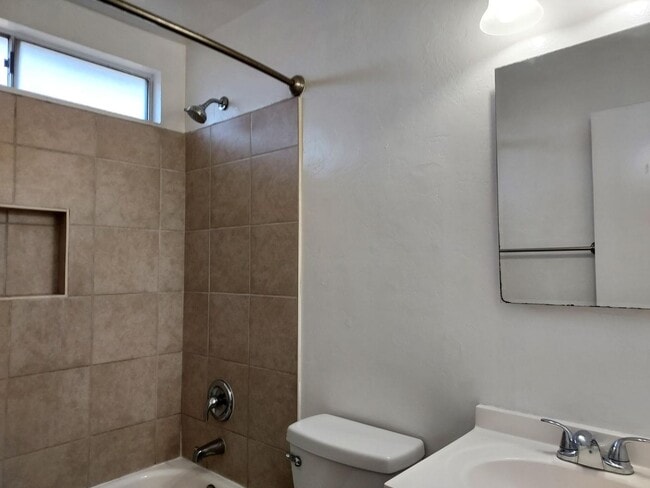 Foto del edificio - Santee -  2 Bedroom House w/Garage and Lar...