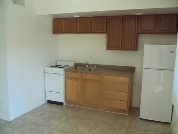 Building Photo - 3211 E Pinchot Ave