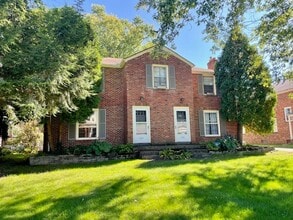 Building Photo - 521-523 N Townview Cir