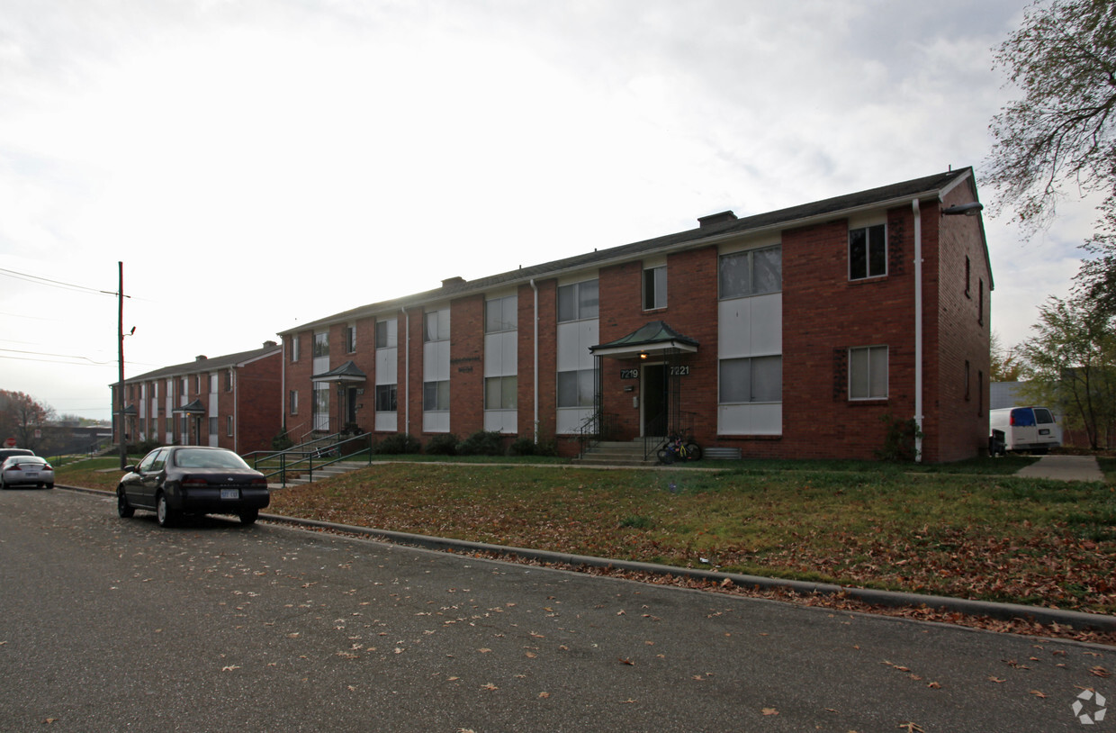 Building Photo - The Colonial Apartments