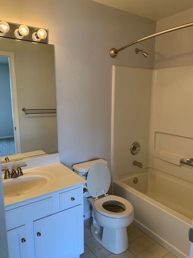 Building Photo - 2813 Stonewater Dr