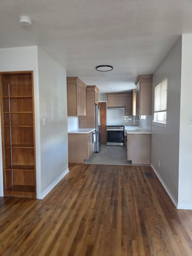 Building Photo - Newly Updated 2 bedroom unit