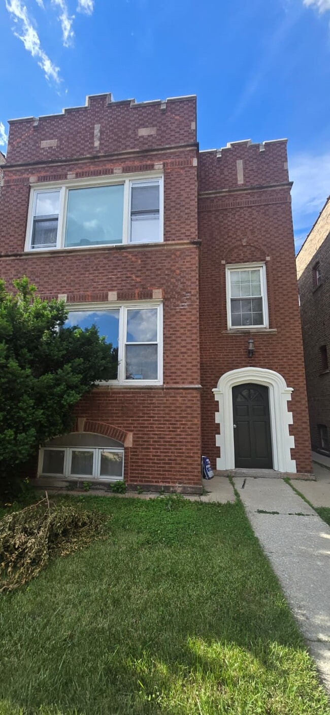 Building Photo - 5336 W Foster Ave
