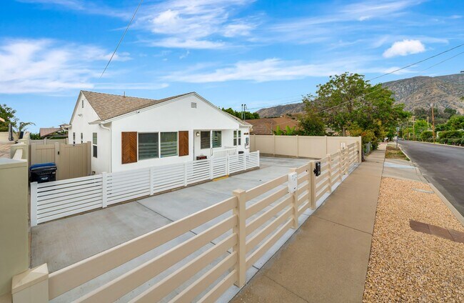 Foto del edificio - 10951 Whitegate Ave