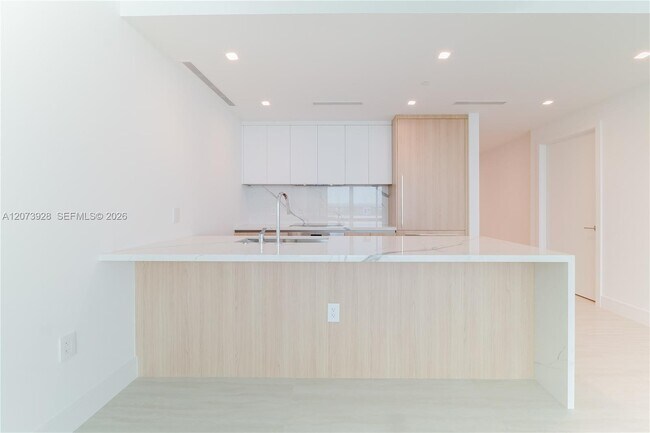 Building Photo - 2411 Laguna Cir