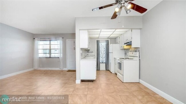 Building Photo - 1 br, 1 bath House - 1855 Plunkett St Apt 403