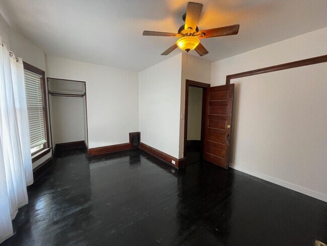 Foto del edificio - 2536 N Oakland Ave