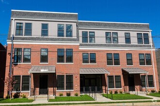 Building Photo - 213 Jackson St