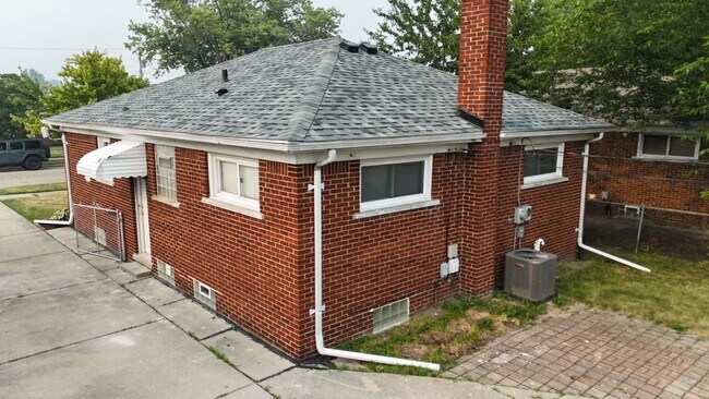 Foto del edificio - 18536 Holland Ave