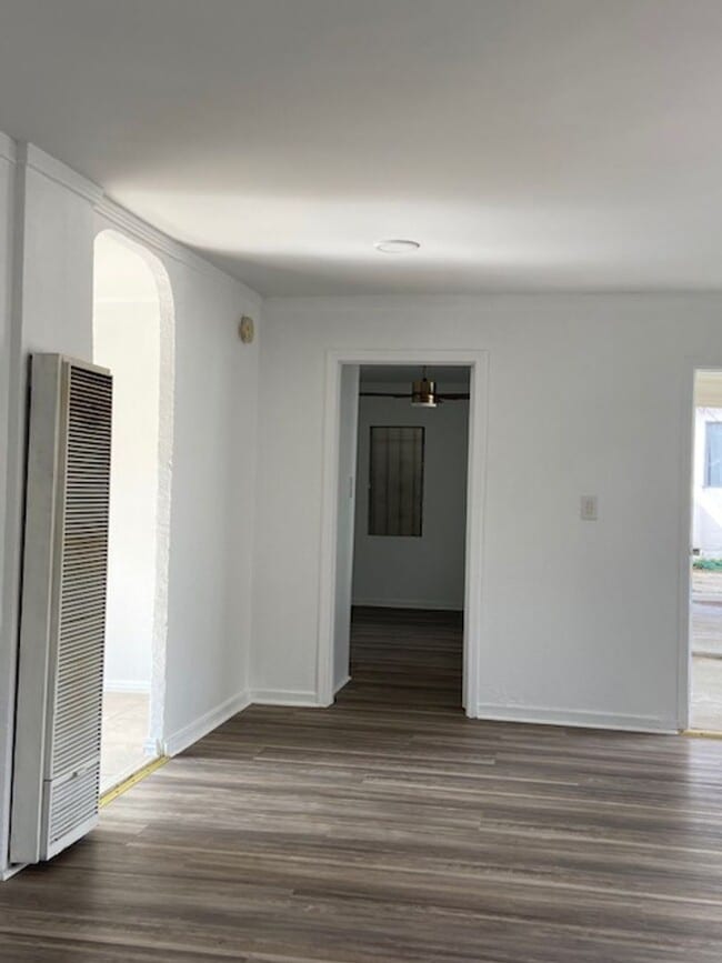 Building Photo - Wellesley Apartments (1070)