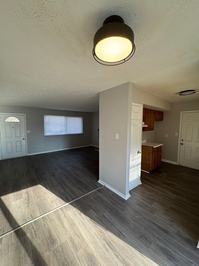 Building Photo - Southeast Indy - 3 BR home