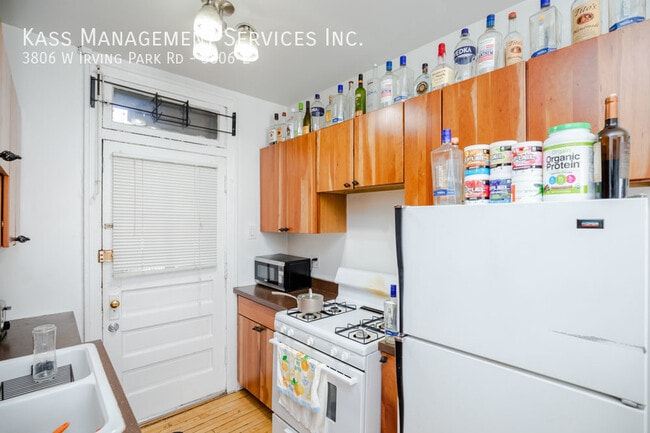 Foto del edificio - 3806 W Irving Park Rd