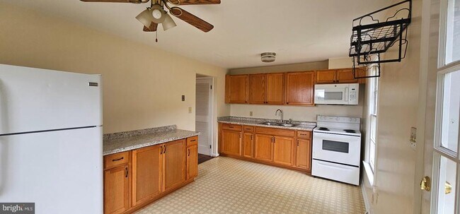 Building Photo - 230 E Whitlock Ave