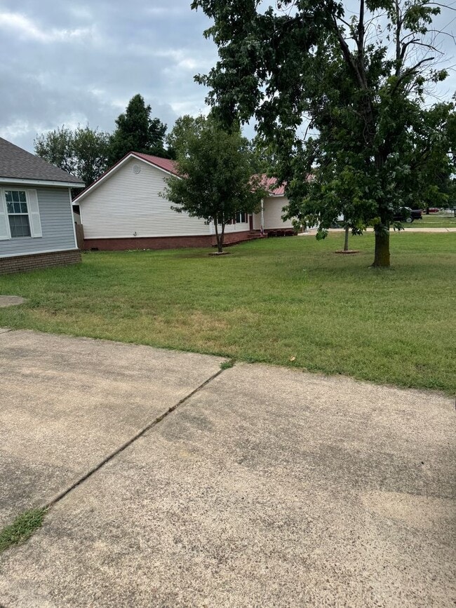 Building Photo - 3/2 In Bay Available now