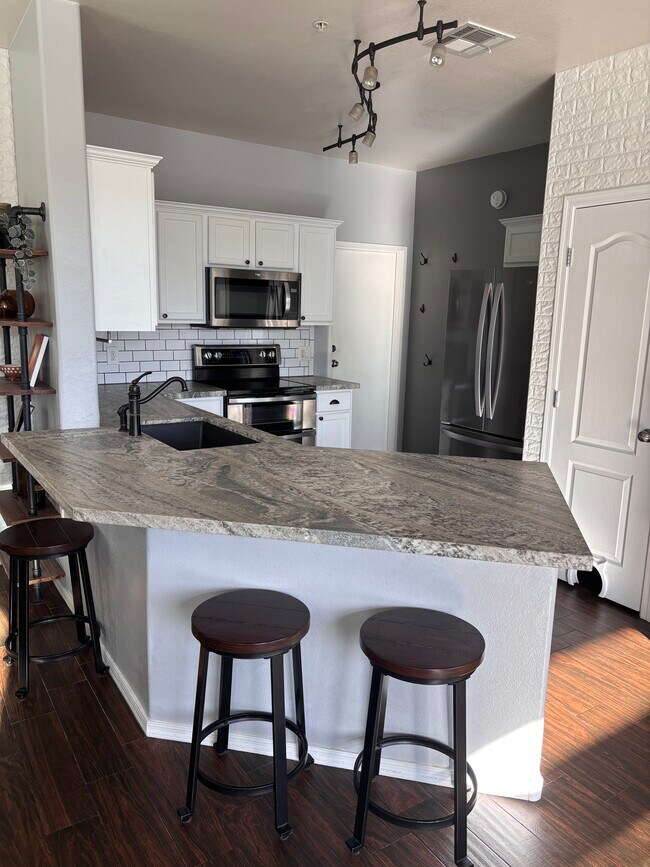 Foto del edificio - 1350 S Greenfield Rd