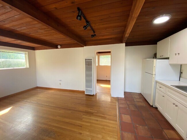 Foto del edificio - Top-Floor 1BD/1BA Apartment with Wood Ceilings, Garden Setting, and Easy North Berkeley BART Access