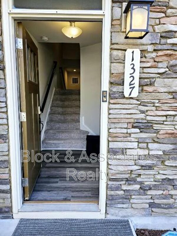 Foto del edificio - 1327 Channing Park Cir
