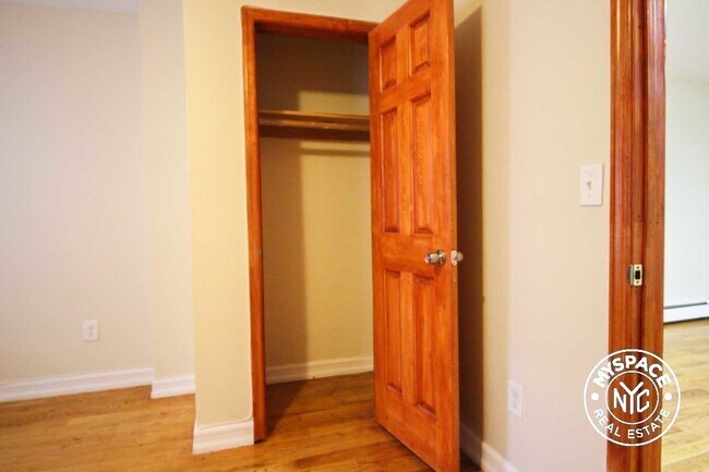 Building Photo - 215 Moffat St