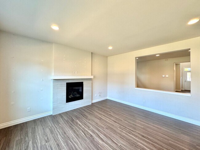 Foto del edificio - Spacious 5-Bedroom Home in Desirable Woodi...